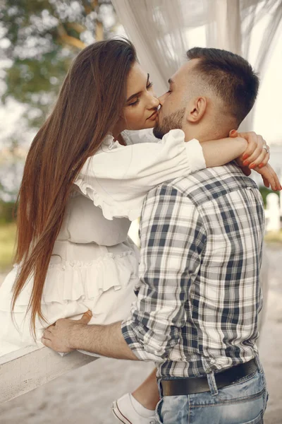 Belo casal passar o tempo em um parque de verão — Fotografia de Stock