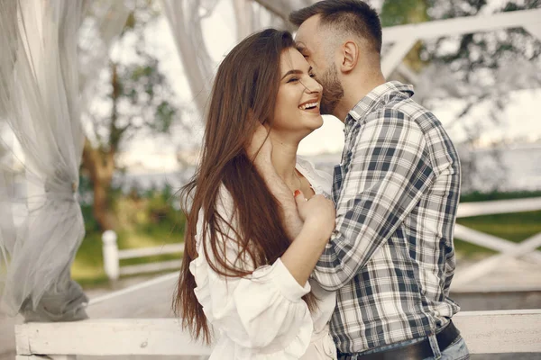 Beautiful couple spend time in a summer park — Stock Photo, Image