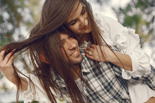 Belo casal passar o tempo em um parque de verão — Fotografia de Stock