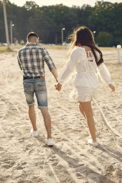 Mooi paar tijd doorbrengen in een zomer strand — Stockfoto