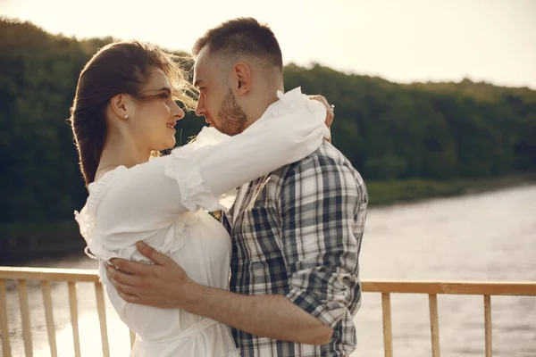 Hermosa pareja pasar tiempo junto al agua —  Fotos de Stock