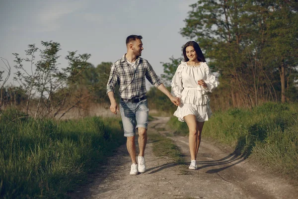 Belo casal passar o tempo em um parque de verão — Fotografia de Stock