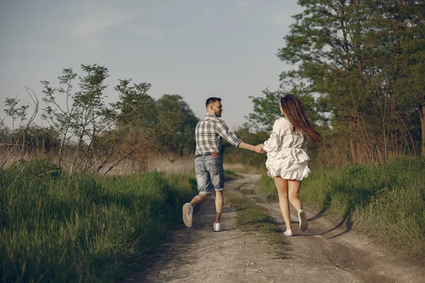 Hermosa pareja pasar tiempo en un parque de verano —  Fotos de Stock