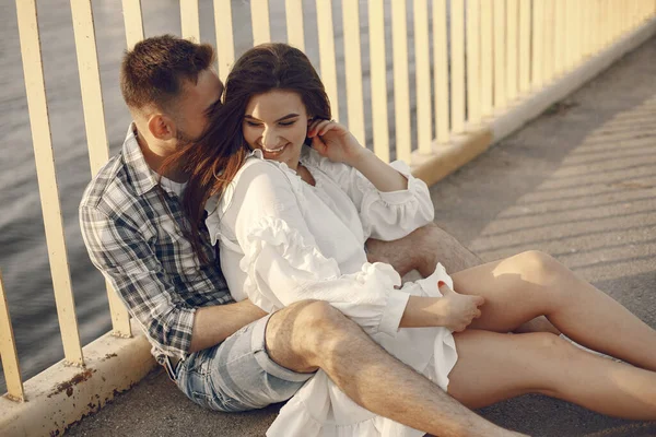 Hermosa pareja pasar tiempo junto al agua —  Fotos de Stock