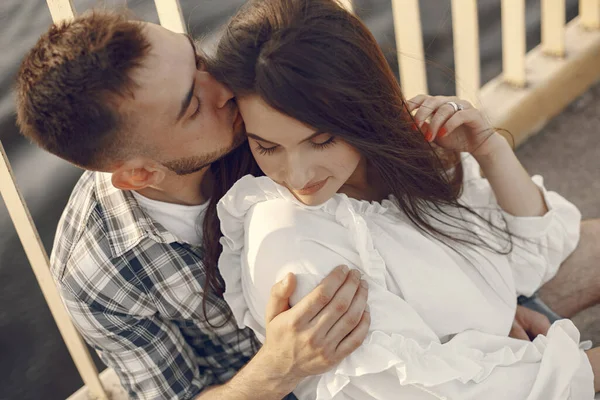 Hermosa pareja pasar tiempo junto al agua —  Fotos de Stock