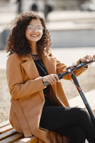 Позитивная улыбающаяся женщина на мотороллере — стоковое фото