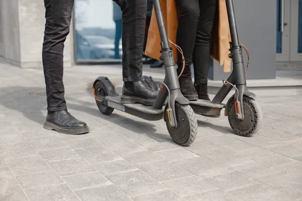 Interrazziale giovane coppia con scooter in città sfondo — Foto Stock