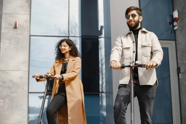 Interrazziale giovane coppia con scooter in città sfondo — Foto Stock