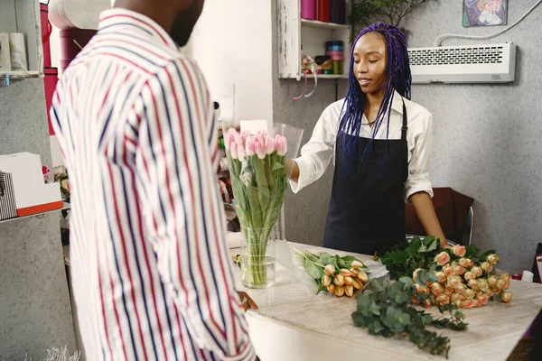 Porträt fröhlicher Afroamerikaner in Blumenladen — Stockfoto