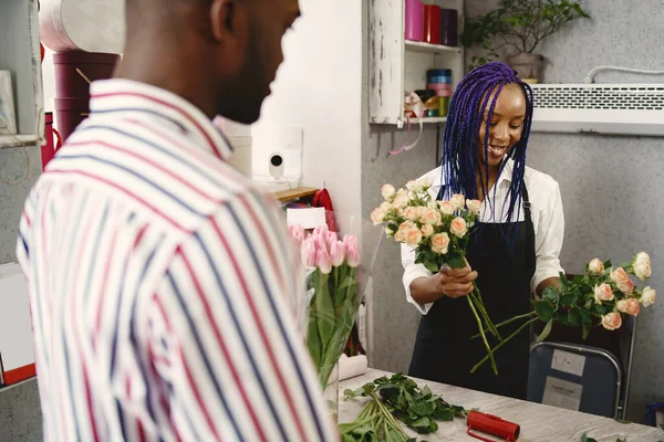 Porträt fröhlicher Afroamerikaner in Blumenladen — Stockfoto