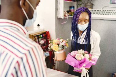 Çiçekçide Afrikalı Amerikalı neşeli insanların portresi