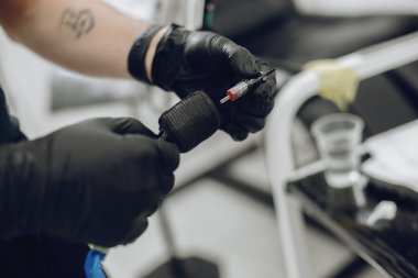 Masada duran bir dövme için aletler