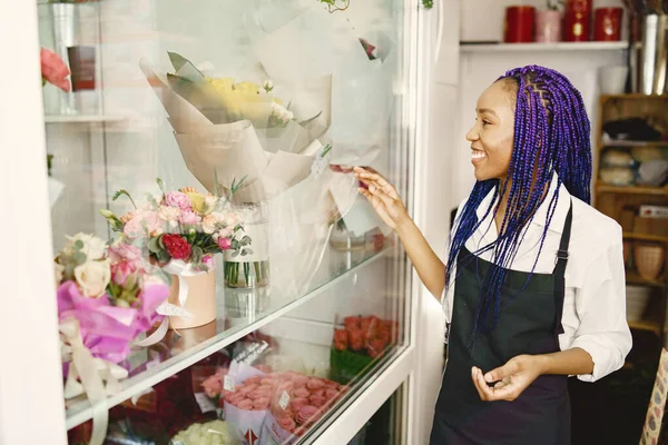 Ritratto di giovane donna afroamericana gioiosa in negozio di fiori — Foto Stock