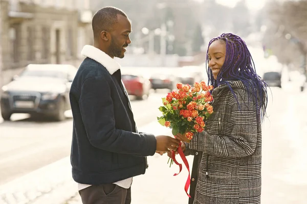 Couple afro-américain dans une ville d'hiver — Photo