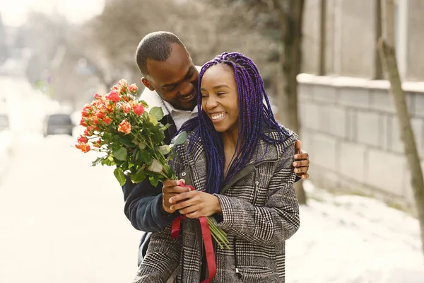 Kış şehrinde Afrikalı Amerikalı bir çift — Stok fotoğraf