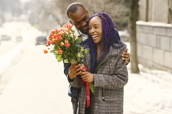 Afrikanisches Paar in einer Winterstadt — Stockfoto