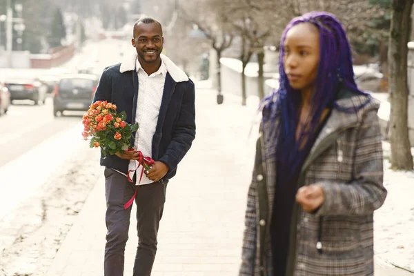 Afrikanisches Paar in einer Winterstadt — Stockfoto