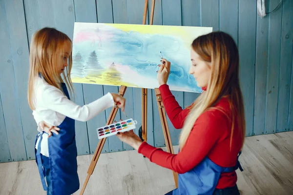 Mom and daughter are drawing — Stock Photo, Image