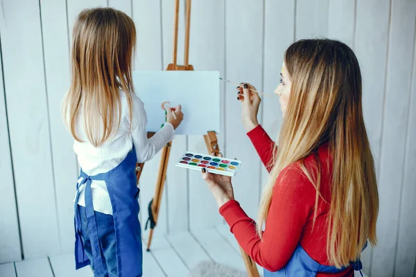 Mom and daughter are drawing — Stock Photo, Image