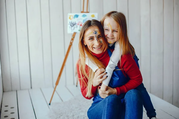 Mom and daughter are drawing — Stock Photo, Image