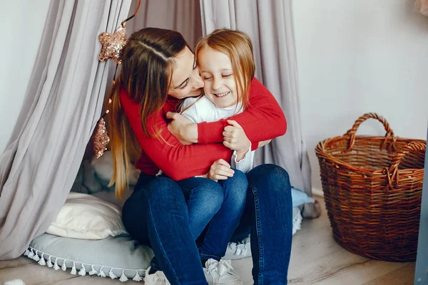 Madre e hija jugando — Foto de Stock