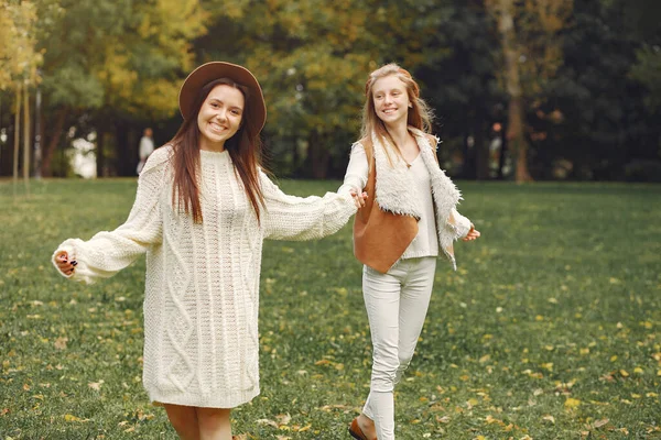 Ragazze eleganti ed eleganti in un parco autunnale — Foto Stock