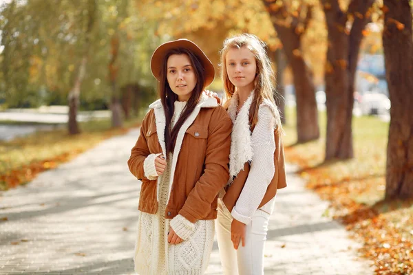 Ragazze eleganti ed eleganti in un parco autunnale — Foto Stock