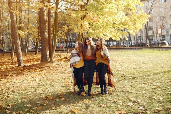 Eleganta och stilfulla tjejer i en höstpark — Stockfoto