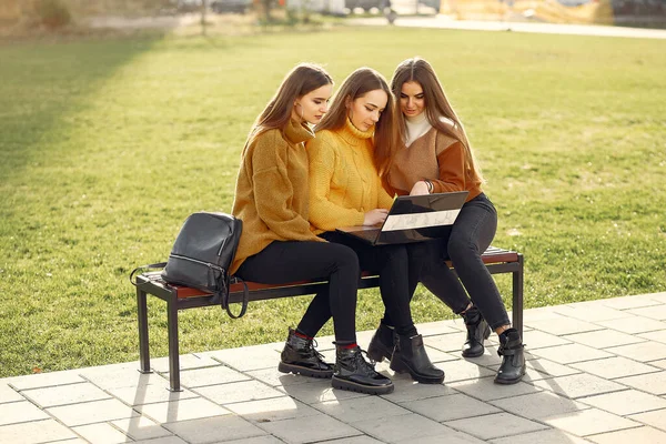 Giovani studenti seduti in un campus di studenti — Foto Stock