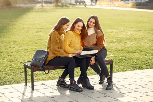 Mladí studenti sedí ve studentském kampusu — Stock fotografie