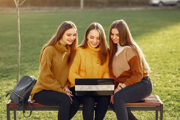 Giovani studenti seduti in un campus di studenti — Foto Stock