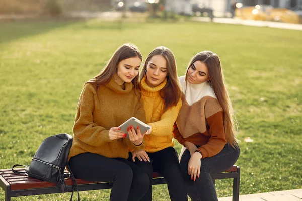 Jóvenes estudiantes sentados en un campus de estudiantes —  Fotos de Stock