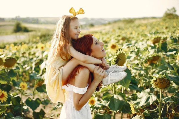 Família bonita e fofa em um campo girassóis wirh — Fotografia de Stock