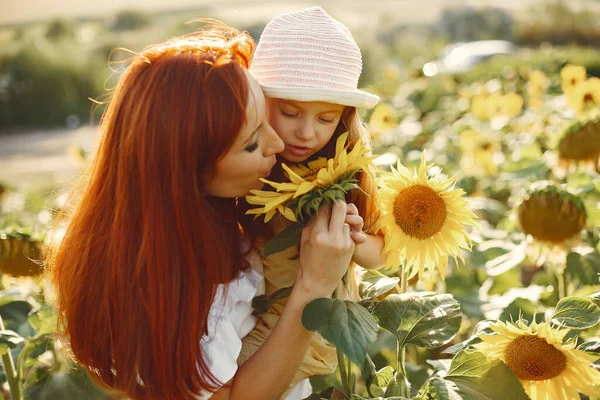 Piękna i słodka rodzina w polu wirh słoneczniki — Zdjęcie stockowe