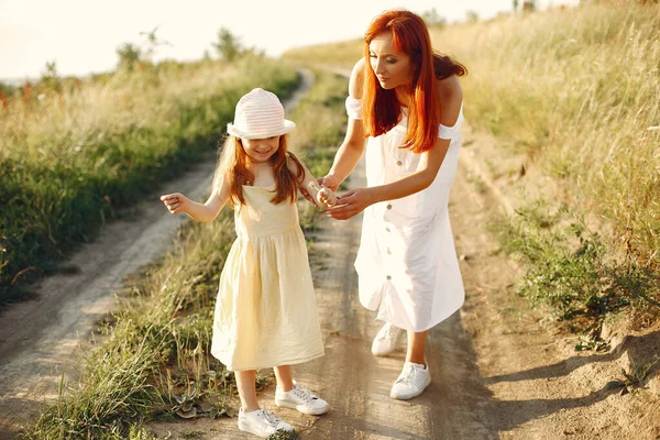 Mother with daughter playing in a summer field — Stock Photo, Image