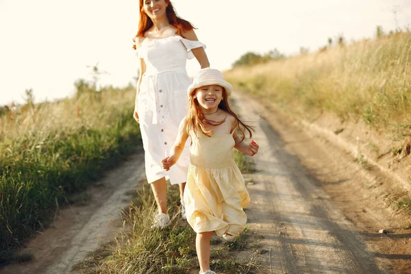 Madre con hija jugando en un campo de verano —  Fotos de Stock