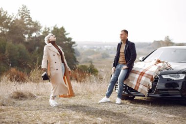 Güzel bir çift sonbahar tarlasında vakit geçirir.