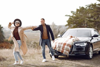 Güzel bir çift sonbahar tarlasında vakit geçirir.