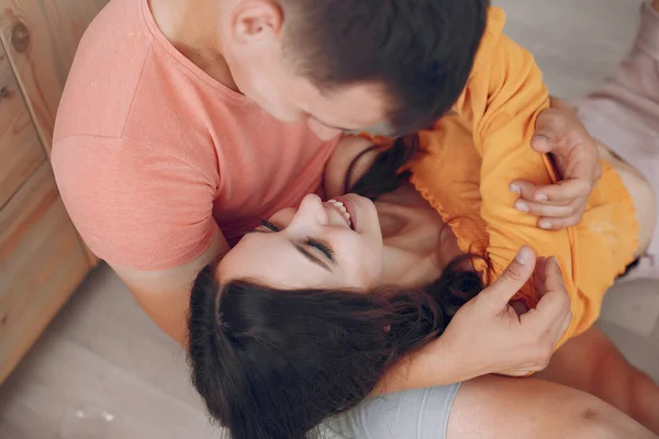 Hermosa pareja pasar tiempo en una cocina —  Fotos de Stock