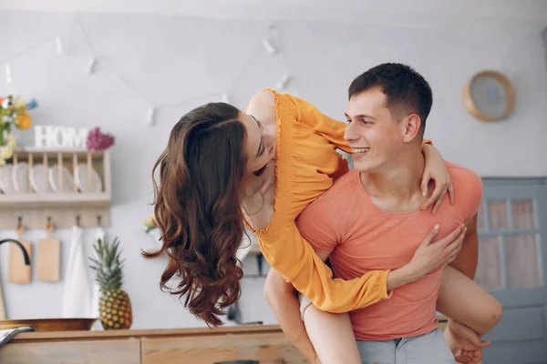 Beautiful couple spend time in a kitchen — Stock Photo, Image