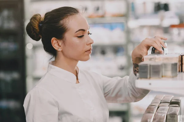 Mulher farmacêutico verificando medicamento na farmácia — Fotografia de Stock