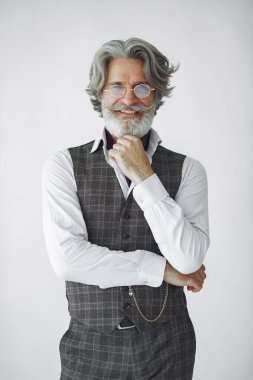 Resmi takım elbiseli düşünceli, olgun iş adamı.