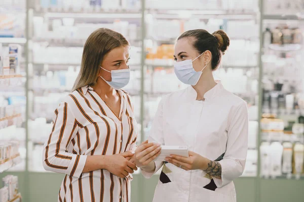Wanita apoteker memeriksa obat-obatan di apotek — Stok Foto