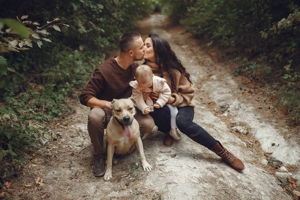 Leuke en stijlvolle familie spelen in een herfstveld — Stockfoto