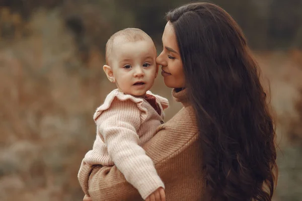 Madre con hija pequeña jugando en un campo de otoño —  Fotos de Stock