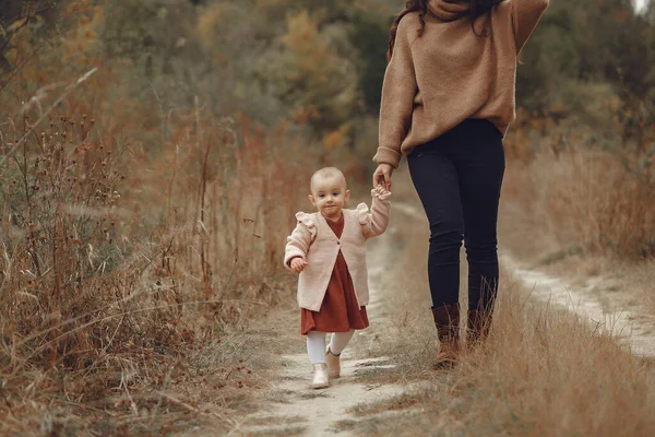 Μητέρα με την κορούλα της να παίζει σε ένα φθινόπωρο — Φωτογραφία Αρχείου