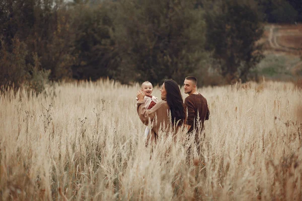 Sonbahar tarlasında oynayan sevimli ve şık bir aile. — Stok fotoğraf