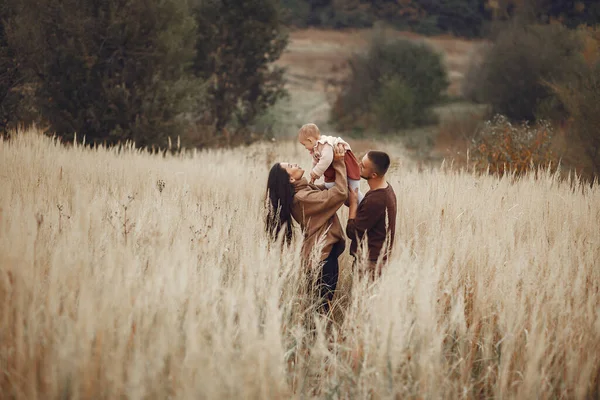 Família bonito e elegante jogando em um campo de outono — Fotografia de Stock