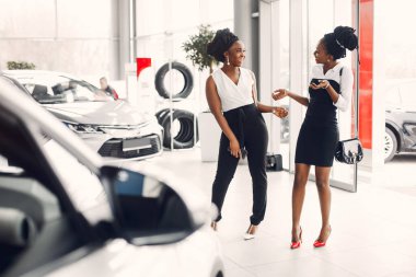 Bir araba salonunda iki şık siyah kadın