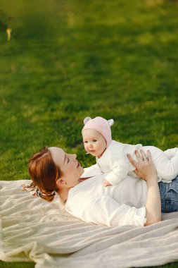 Aile bir yaz bahçesinde vakit geçirir.